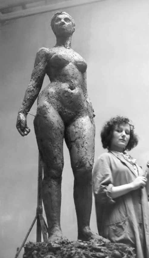 Teresa Brzóskiewicz przy jednej ze swych rzeźb <br> ASP Warszawa, ok. 1952 